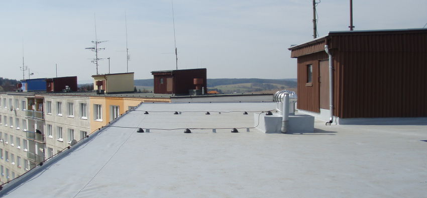 Prezentační fotografie: rekonstruovaná střecha bytového domu