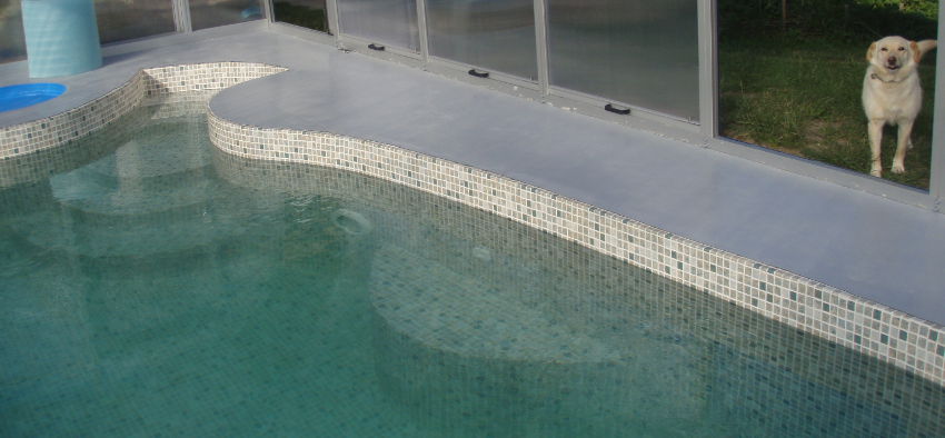 Prezentační obrázek: izolace bazénu netradičního tvaru včetně zaoblených schodů