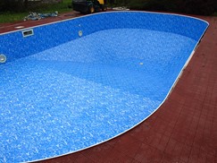 Nová izolace starého laminátového bazénu PVC fólií