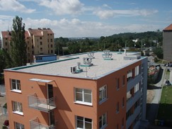 Střechy bytových domů v Plzni Pod Záhorskem, izolace z PVC fólie