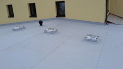 Nová krytina z PVC fólie na střeše budovy Diakonie na Radosti, osazeny světlovody a odvětrání mezistřešního prostoru 