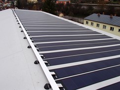 TPO fólie s integrovanými solárnámi panely na výrobních budovách ve Stříbře. Bohužel se už nevyrábí a jedinou možností jsou dnes samostatné panely.