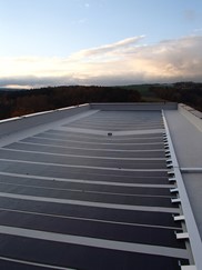 TPO fólie s integrovanými solárnámi panely na výrobních budovách ve Stříbře. Bohužel se už nevyrábí a jedinou možností jsou dnes samostatné panely.