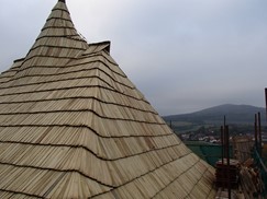 Střecha ze dřevěného šindele na věži hradu Švihov.
