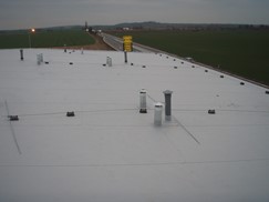 Střecha čerpací stanice v Tuklatech z PVC fólie